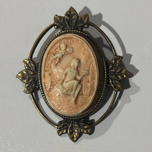 Accessories - Vintage Cameo Brooch with Leaf Design
